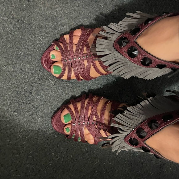 Authentic Christian Dior heels in burgundy leather with grey suede detail. - Picture 4 of 16